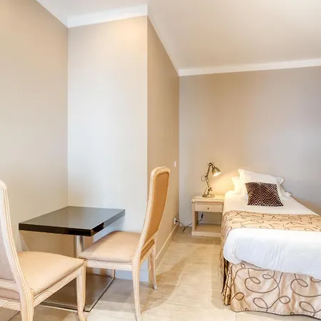 Otel Roc - 4 Etoiles Les Pieds Dans L'eau Le Lavandou