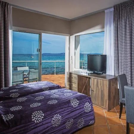 Roc - 4 Etoiles Les Pieds Dans L'eau Hotel Le Lavandou